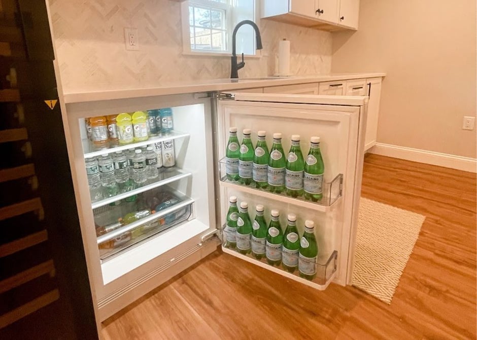 A stunning wet bar kitchen