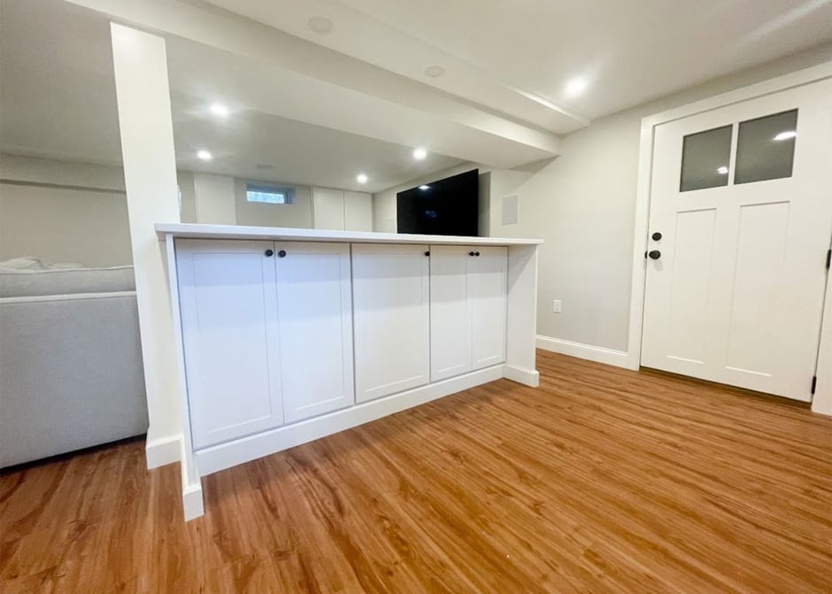 A stunning wet bar kitchen