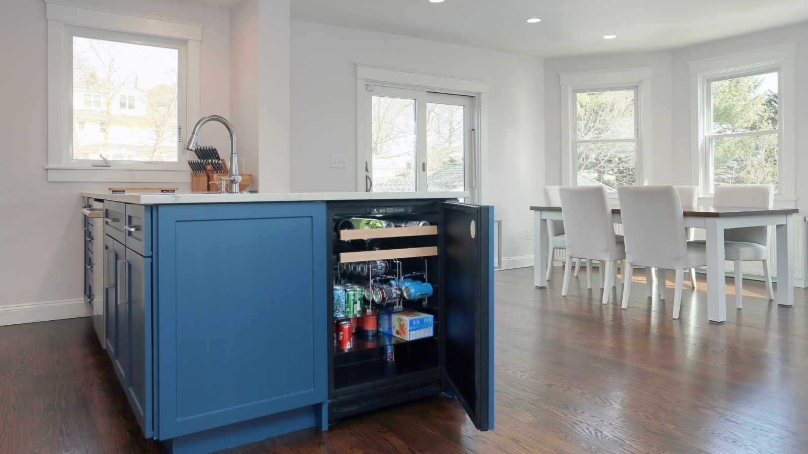 blue-island-eat-in-kitchen-storage